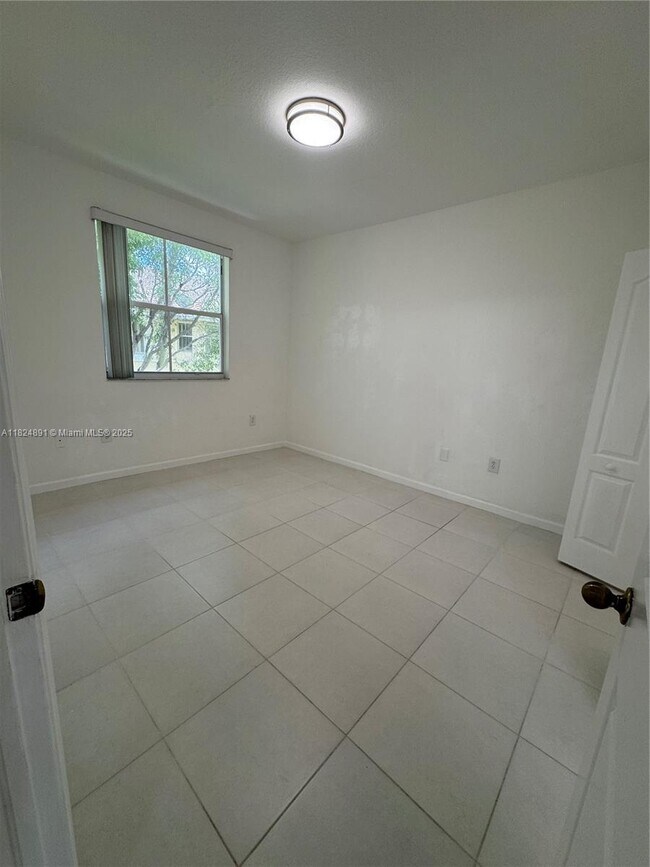 Foto del edificio - 1536 SE 25th St