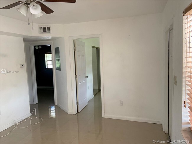 Foto del edificio - 8690 SW 10th St