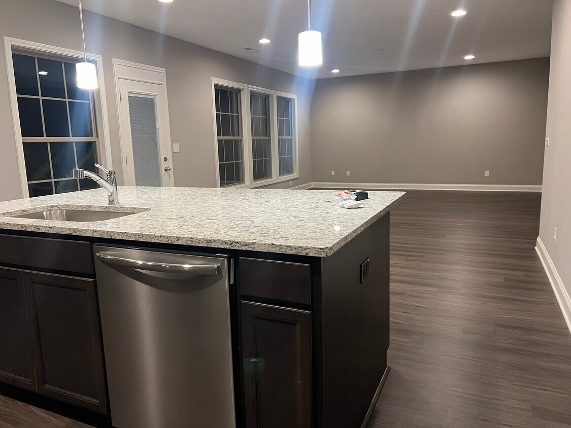 Foto principal - 8568 Yellow Aster Rd
