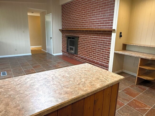 Building Photo - 6BR Classic Mid-Century Medina Home w/ Yard Service Included!