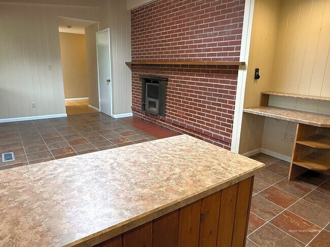 Foto del edificio - 6BR Classic Mid-Century Medina Home w/ Yard Service Included!