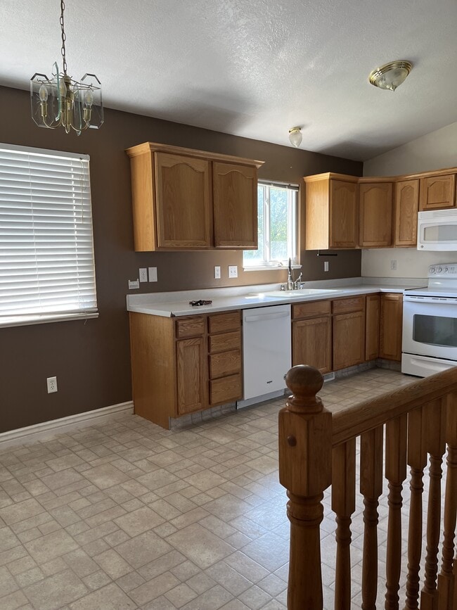 Building Photo - 1160 Tule Dr