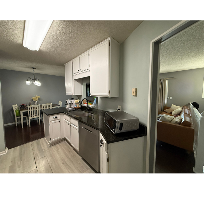 Building Photo - Updated 2 Bed, 2.5 Bath Apple Valley Townh...