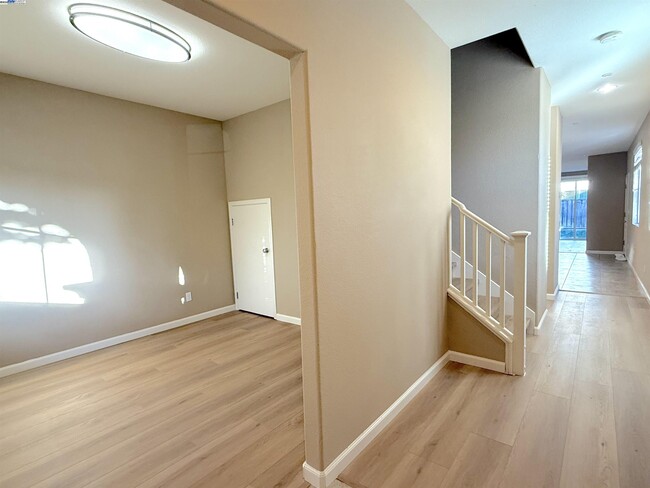 Building Photo - 137 W Questa Trail