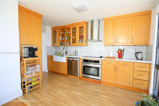 Foto del edificio - 600 NE 36th St