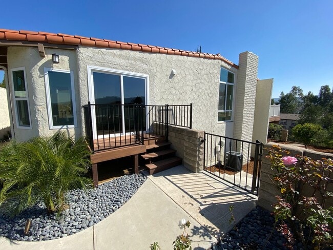 Building Photo - 4 bed, 2 1/2 bath home in the Racquet Club...