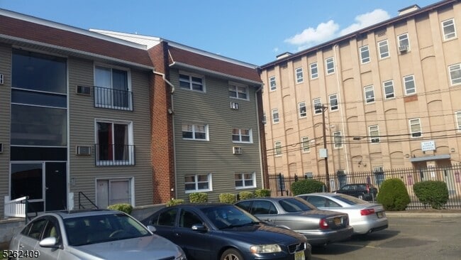 Building Photo - 22 Dale Ave