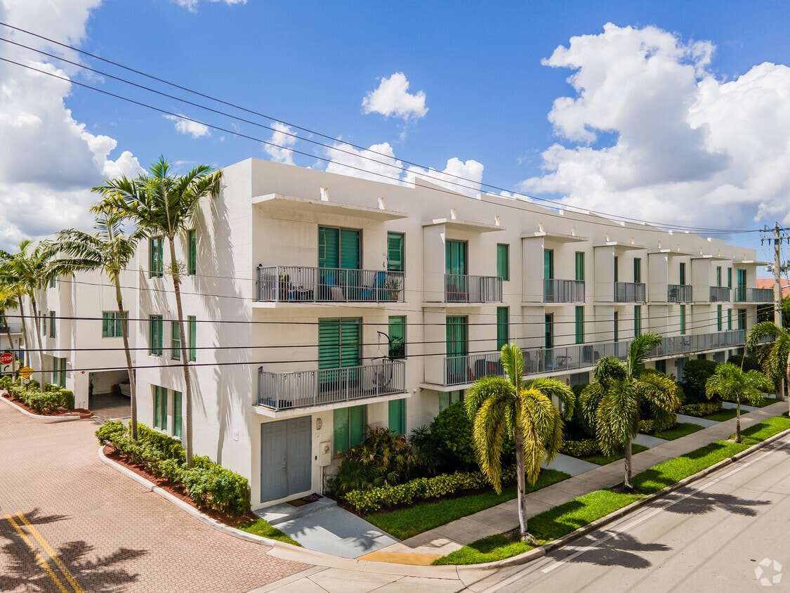 Primary Photo - Courtyards at Hollywood Station