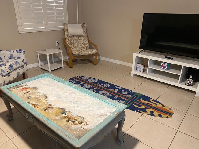 Decoración playera: mesa de centro pintada a mano por la artista Valerie Rose - 228 Jackson Ave