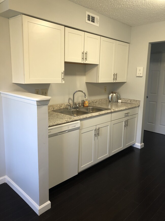 Kitchen - 3874 Mack Rd