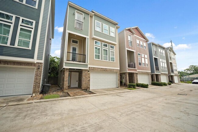 Building Photo - 2110 Oatfield Dr