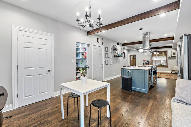 Foto del edificio - 6069 N Ridge Ave