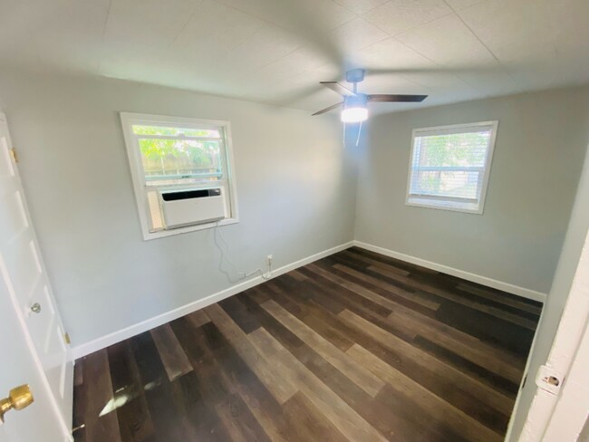 Foto del edificio - 1140 1/2 West St