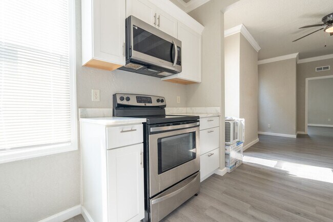 Foto del edificio - MOVE IN READY 2 Bedroom in the Heart of Oceanview!