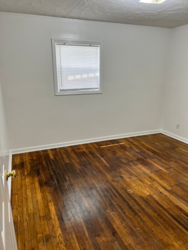 Building Photo - 107 W Trinity Ln