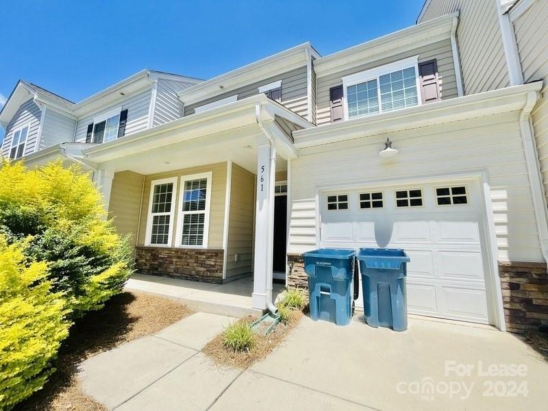 Primary Photo - 561 Parkway View Dr