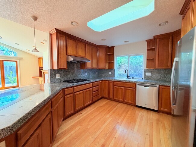 Foto del edificio - 4766 Elmhurst Dr