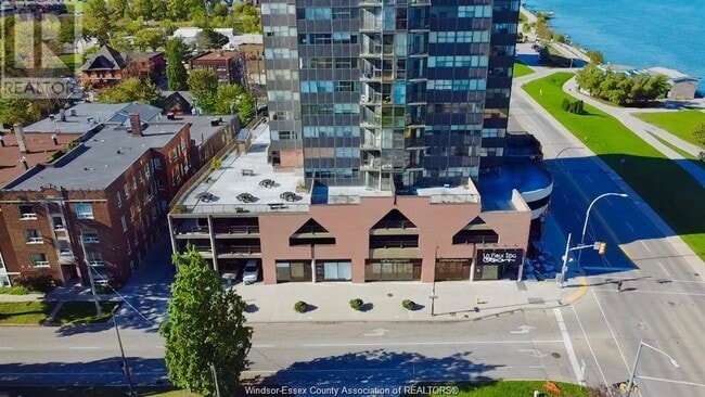 Building Photo - 515 Riverside Dr W