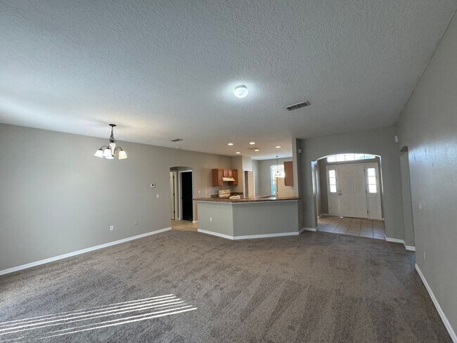 Building Photo - Charming 3 Bedroom, 2 Bathroom Home in Lady lake!!