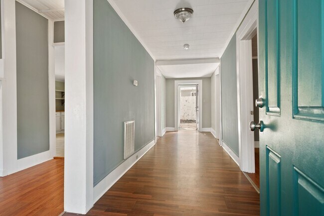 Building Photo - Renovated 2 Bed 1 Ba in Downtown Durham Wi...