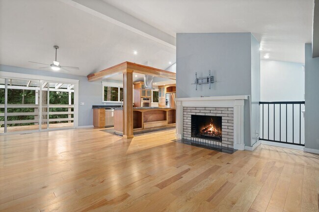 Foto del edificio - Charming 4-Bedroom Split-Level Home in Pou...