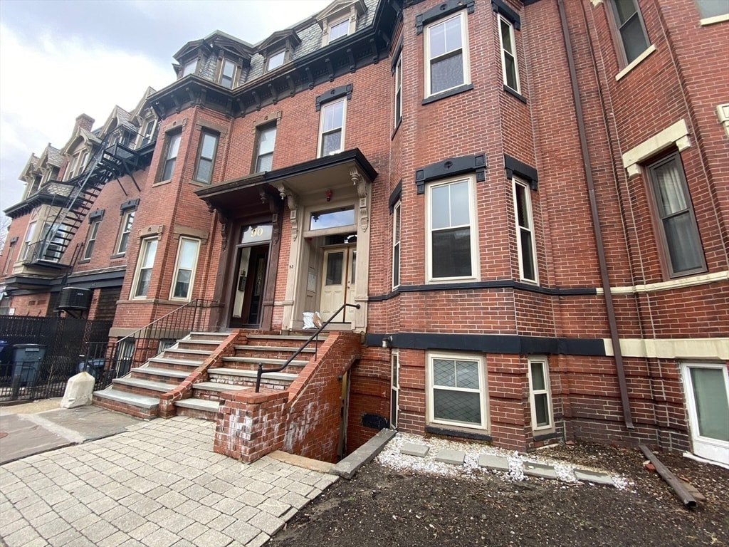 Primary Photo - 92 Pleasant St