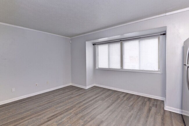 Building Photo - Gated Community Condo in Hampton