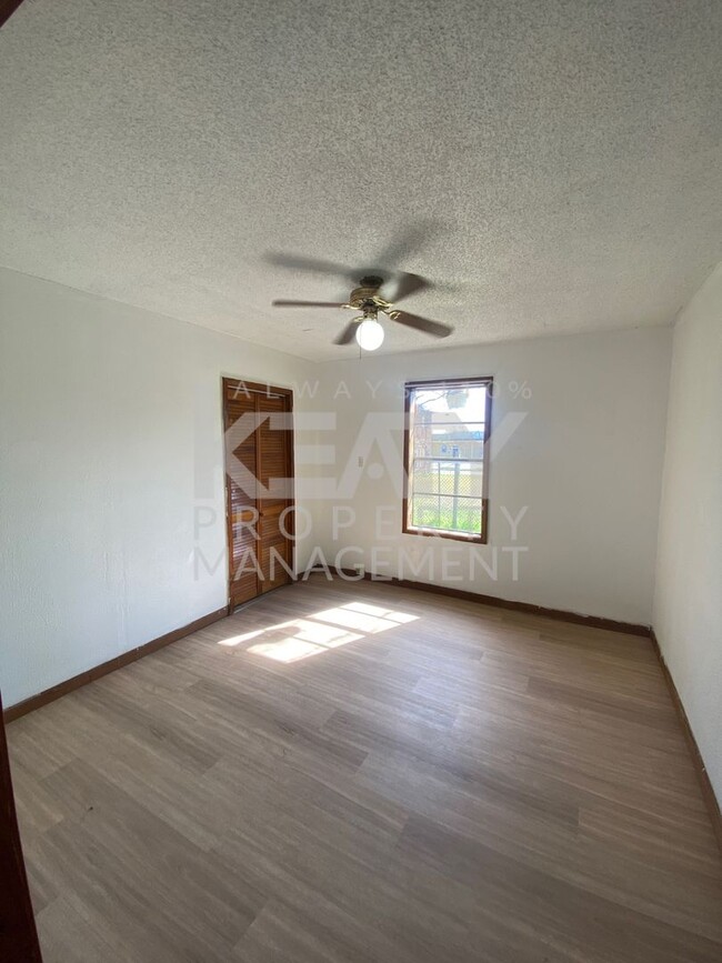 Building Photo - 3 bedroom, 2 bathroom home available in Ne...