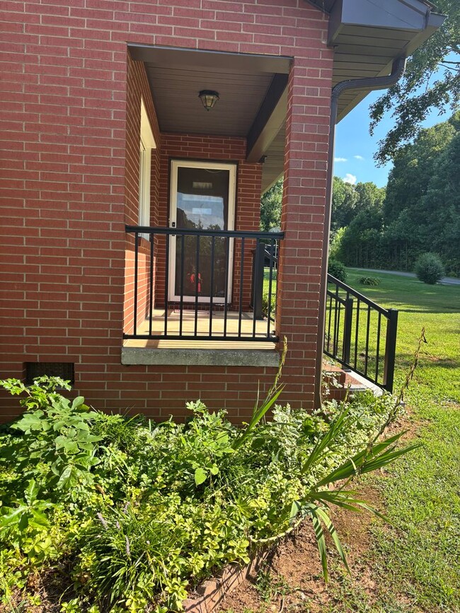 Building Photo - 2 Bedroom 1 Bath Convenient to I-85