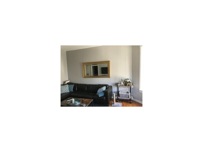 Foto del edificio - 3343 N Troy St