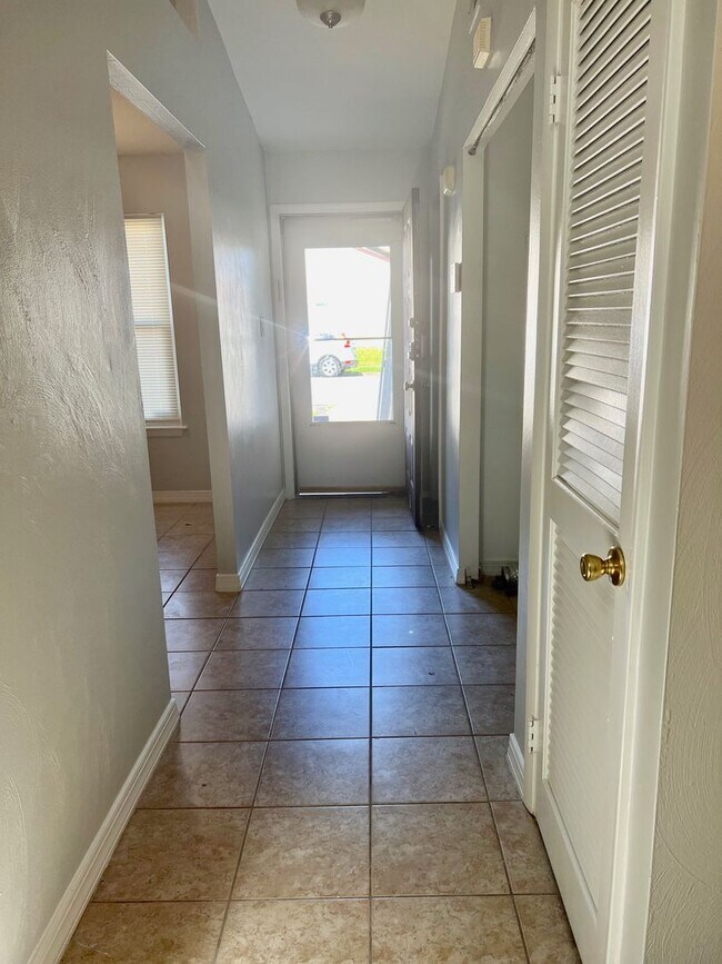 Foto del edificio - 3BR/ 2BA Townhouse - Close to Town center!...