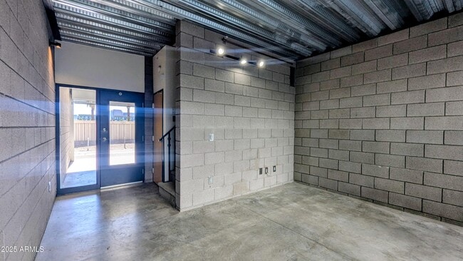 Building Photo - 525 E Willetta St