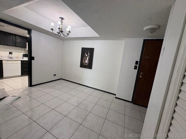 Building Photo - 3660 Inverrary Dr