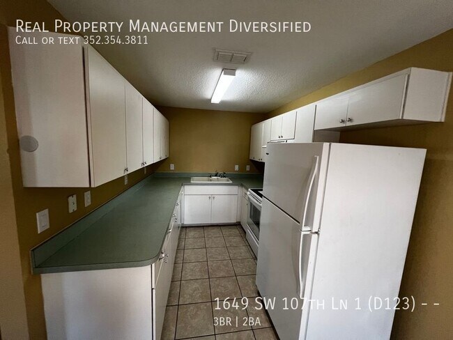 Building Photo - Cute Good Sized Duplex