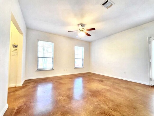 Building Photo - **Gorgeous 3 Bedroom 2 Bathroom Home in Au...