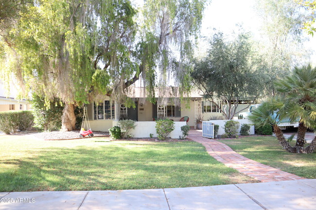 Foto del edificio - 1526 W Wilshire Dr