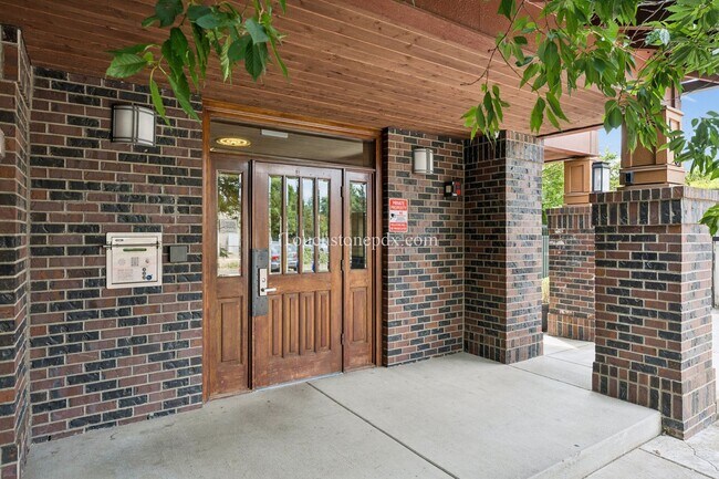 Foto del edificio - Private Gated Parking! 1 BD | 1 BA Condo in NE Portland