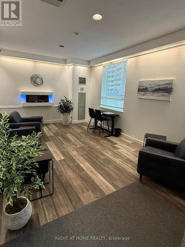 Building Photo - 1100 Ambleside Dr