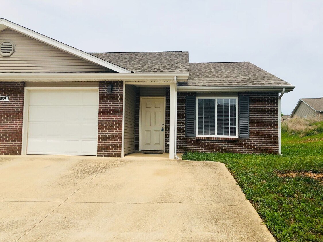Foto principal - Cozy 2 bedroom, 2 bathroom duplex!