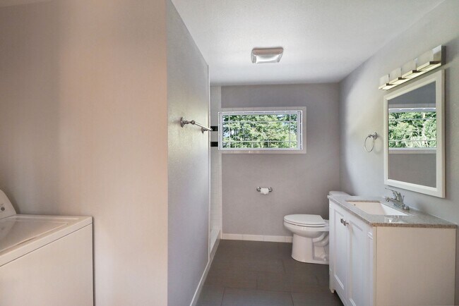Building Photo - 1 Bed 1 Bath - Private Entrance Loft Above...