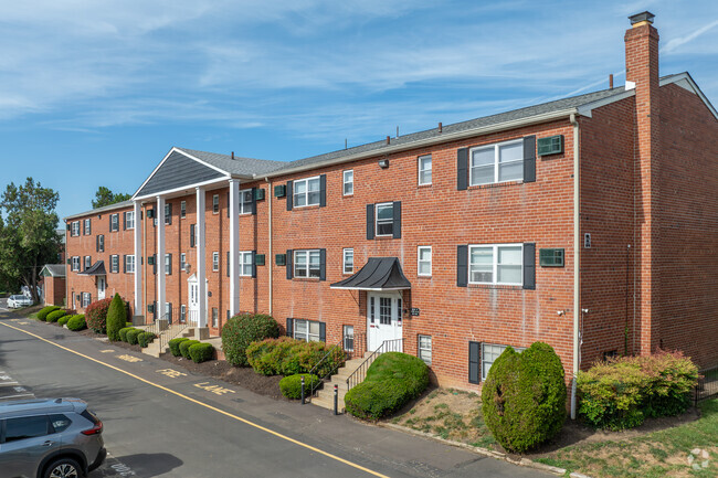 Building Photo - Colonial Point Apartments