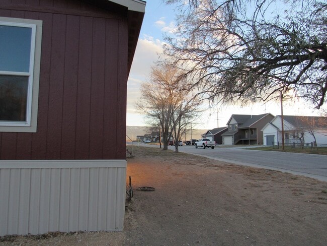 Building Photo - Amazing Doublewide 4 bed 2 bath.