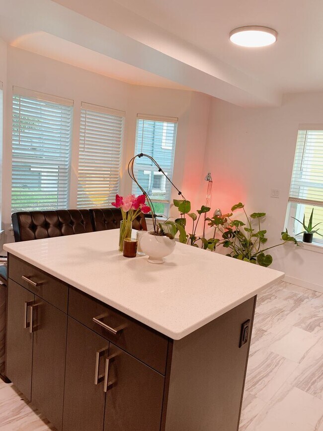 Building Photo - Oceanside Properties 818 LLC, 828 N Garden St