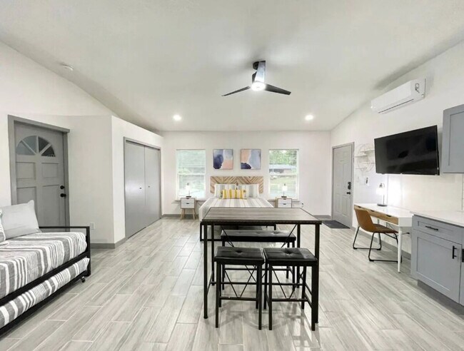 Foto del edificio - 1221 Corbett Ln