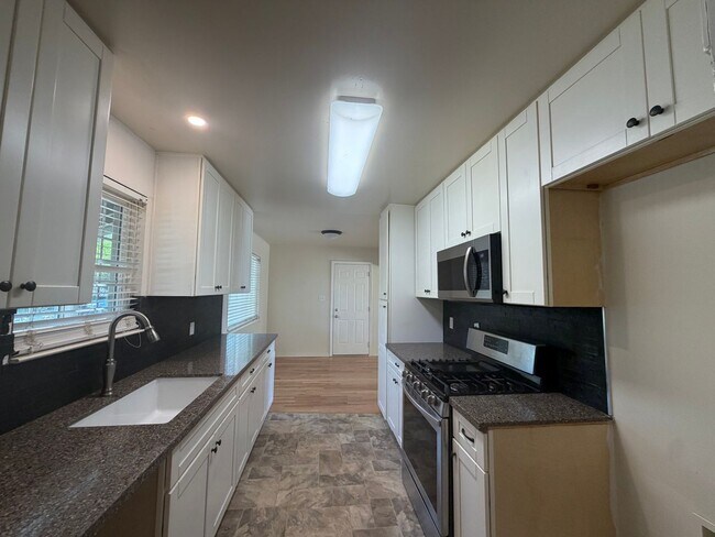 Foto del edificio - 4 bedroom house in Orangevale on a huge lot