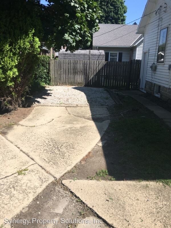 Foto del edificio - 3 br, 1 bath House - 400 Hopley Ave.