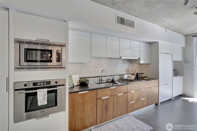 Foto del edificio - Unique 1 bed/1bath, 200 sqft patio, 2 parking spaces, high end finishes.