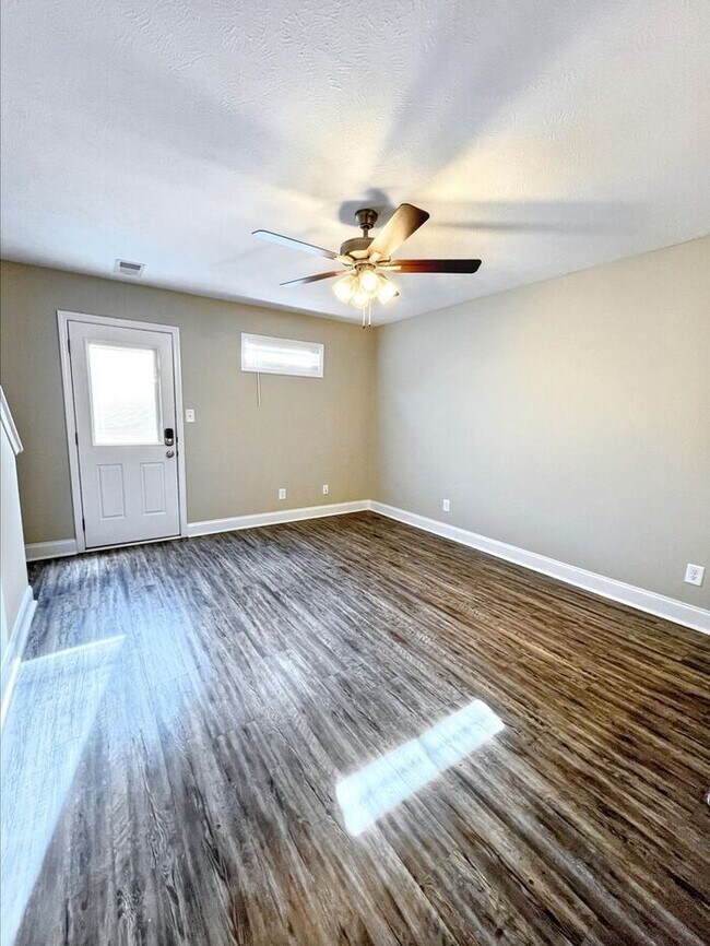 Foto del edificio - Charming 3-Bed, 3-Bath Townhouse Just Minu...