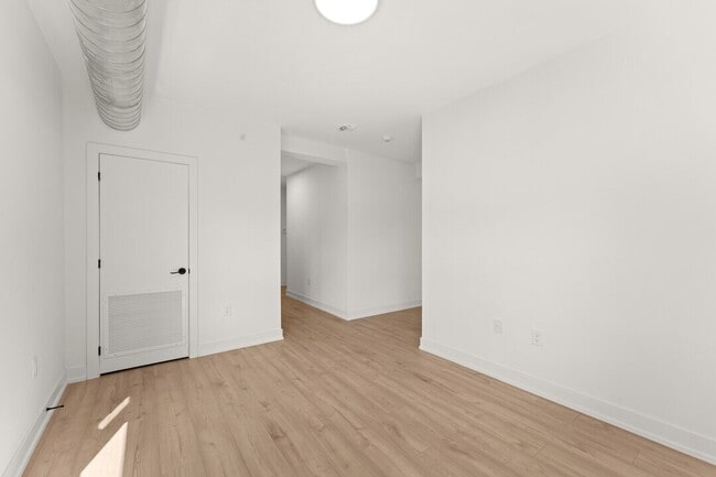 Building Photo - 47 Wellington St