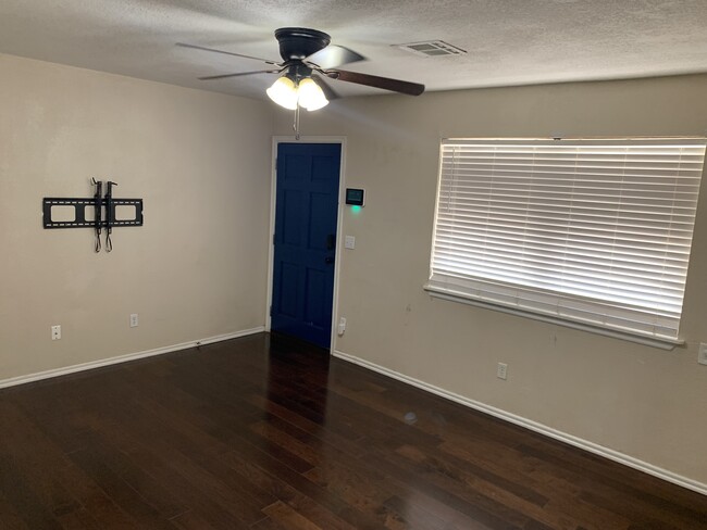 Foto del edificio - 720 N Dallas Ave